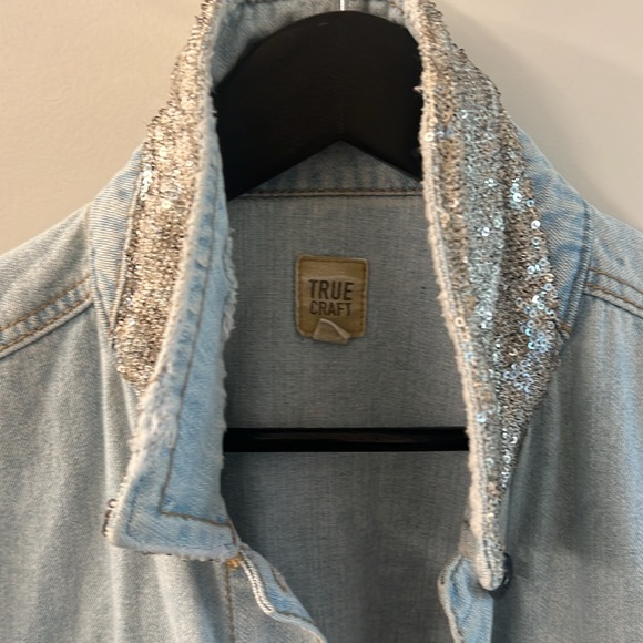 True Craft Denim Distressed Jacket Light Wash Sparkle Collar - Picture 2 of 10